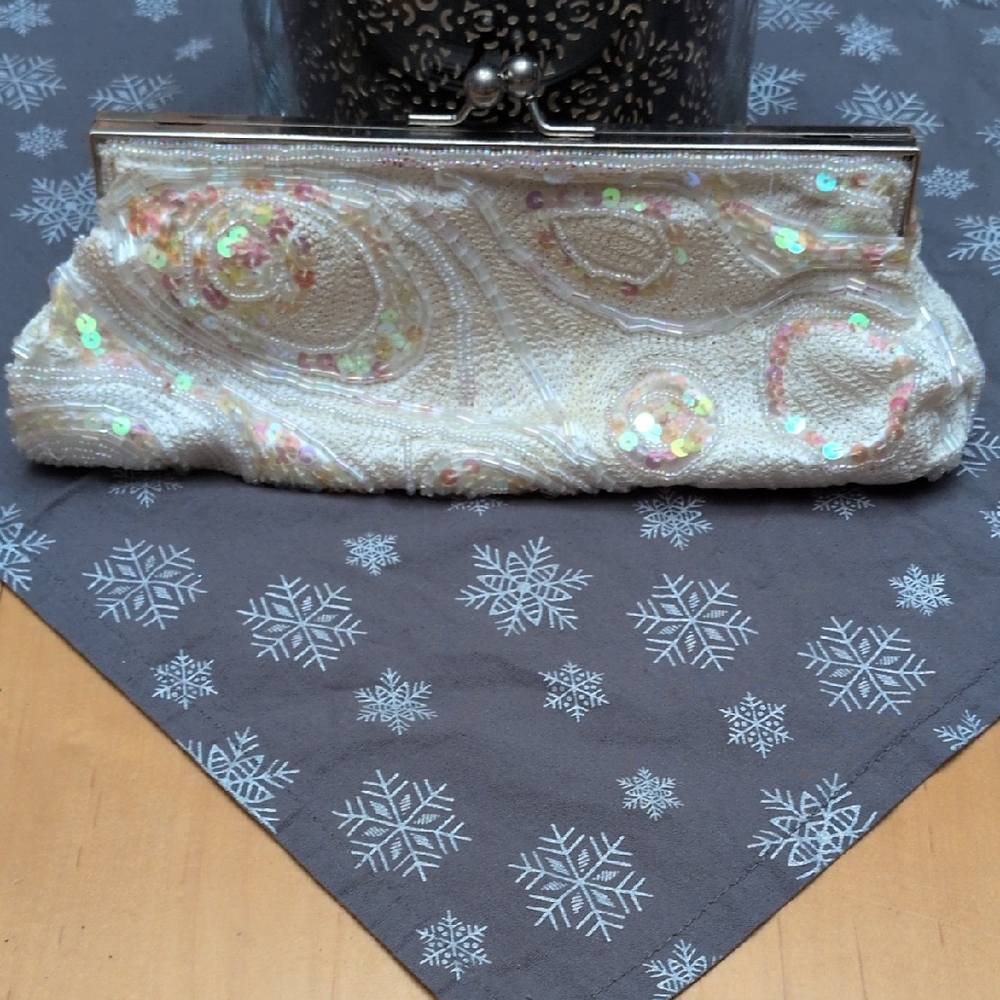Vintage White Woven Sequin and Bead Clutch with Kisslock